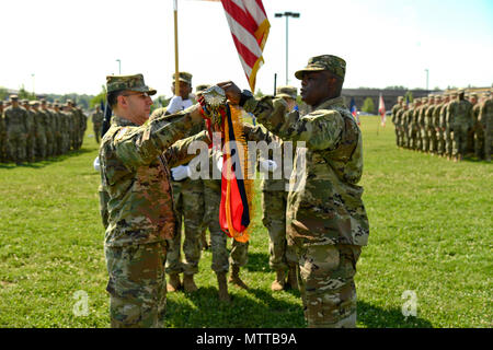 Oberst Craig J. u.a. (links), der Kommandant der 101 Combat Aviation Brigade, Luftlandedivision Air Assault und Command Sgt. Maj. Reginald Thomas (rechts), die Brigade command Sergeant Major, bei der Farbe in einem Gehäuse Zeremonie am Fort Campbell, Ky., 23. Mai 2018. Stockfoto