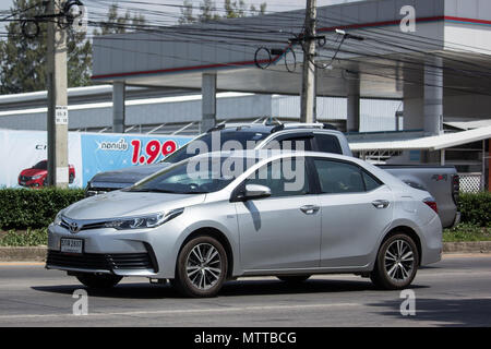 CHIANG MAI, THAILAND - 21. MAI 2018: Mit dem eigenen Auto, dem Toyota Corolla Altis. Elfte generation. Auf der straße Nr. 1001, 8 km von Chiang Mai City. Stockfoto