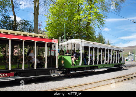 Manx Electric Railway Waggons verlassen in Laxey, die Insel Man, den Britischen Inseln Stockfoto