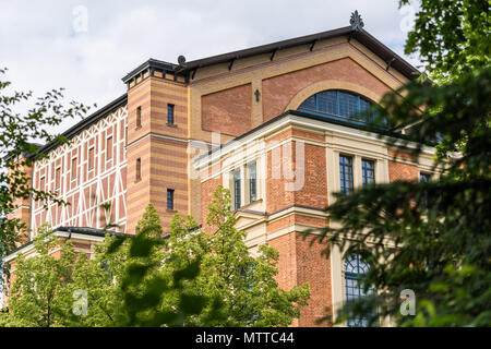 Detail des berühmten Bayreuther Wagner-Festspiele Theater von der Seite. Stockfoto