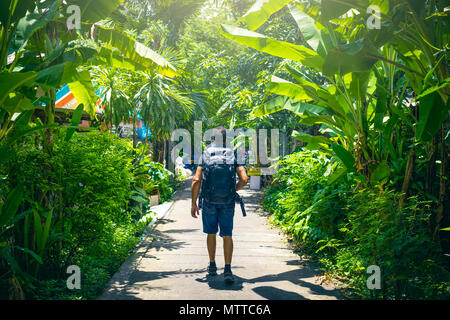 Mann backpacker Asien besuchen, der an einem sonnigen Tag, Solo Reise und Ferien Konzept. Stockfoto