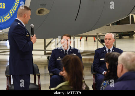 Oberst Torrence Saxe, Commander 168 Flügel, spricht mit Oberst Bryan Weiß und Oberst Richard Adams vor Die 168 Operationen Gruppe ändern des Befehls Zeremonie, 24. Mai 2018, innen Wartungshalle der Einheit, Eielson AFB, Alaska. Die drei Kommandanten haben eine kombinierte 50 Jahre mit dem Alaska Air National Guard mit Ressourcenzuweisungen auf klare, gemeinsame Basis Elmendorf-Richardson und Eielson serviert und erfüllt Missionen sowohl in der Luft- und Raumfahrt. Stockfoto