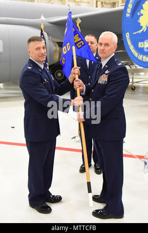 Oberst Richard Adams erhält den GUIDON von Oberst Torrence Saxe und offiziell übernimmt das Kommando über die 168. Operations, Alaska Air National Guard, während einer Zeremonie, Mai 24, 2018, at Eielson AFB, Alaska. Adams zuvor diente als stellvertretender Kommandeur der 168 Flügel, ist ein Befehl Pilot mit mehr als 5.800 Flugstunden und ist Mitglied der Alaska Air National Guard Seit mehr als 14 Jahren. Stockfoto