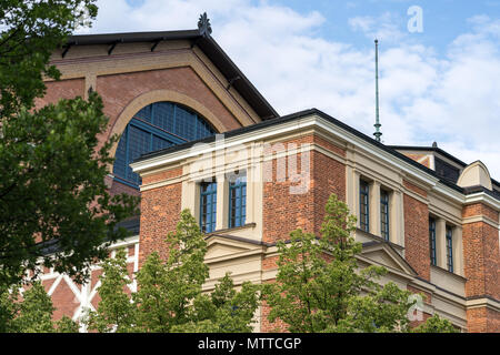 Detail des berühmten Bayreuther Wagner-Festspiele Theater von der Seite. Stockfoto