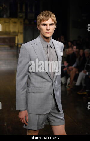 UK Mode - Hardy Amies Männer Frühling Sommer Kollektion - London Fashion Week 2011 Stockfoto