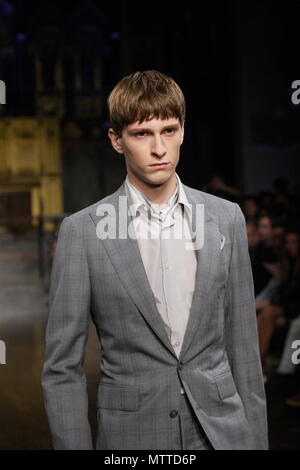 UK Mode - Hardy Amies Männer Frühling Sommer Kollektion - London Fashion Week 2011 Stockfoto