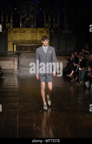 UK Mode - Hardy Amies Männer Frühling Sommer Kollektion - London Fashion Week 2011 Stockfoto