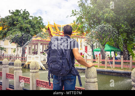 Mann backpacher Asien besuchen, der an einem sonnigen Tag, Solo Reise, Urlaub und Ferien. Stockfoto