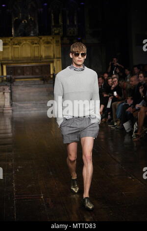 UK Mode - Hardy Amies Männer Frühling Sommer Kollektion - London Fashion Week 2011 Stockfoto