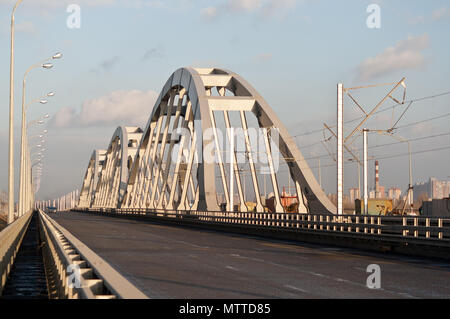 Neuen kombinierten Straßen-Eisenbahnbrücke in Kiew Stockfoto