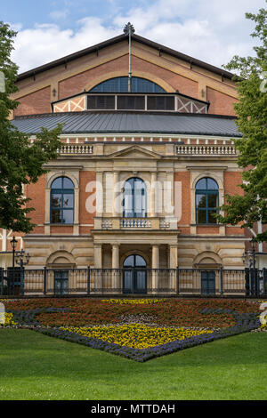 In der Nähe von der berühmten Bayreuther Wagner-Festspiele Theater von vorne mit bunten Blumen. Stockfoto