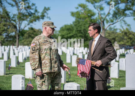 Gen. Mark Milley (links), Stabschef der US-Armee; und Sekretär der US-Armee Mark Esper (rechts); und Soldaten, die aus dem 3D-US-Infanterie Regiment (Die Alte Garde) US-Flaggen auf den Grabsteinen in Abschnitt 60 Während der Flaggen auf dem Arlington National Cemetery, Arlington, Virginia, 24. Mai 2018. Seit mehr als 60 Jahren Soldaten aus der alten Garde haben gefallenen Helden unserer Nation, indem sie US-Fahnen auf grabstätten für Service Mitglieder sowohl auf dem Arlington National Cemetery und die US-Soldaten" und "Flieger Home National Cemetery gerade vor dem Memorial Day Wochenende begraben geehrt. Innerhalb von vier Hou Stockfoto