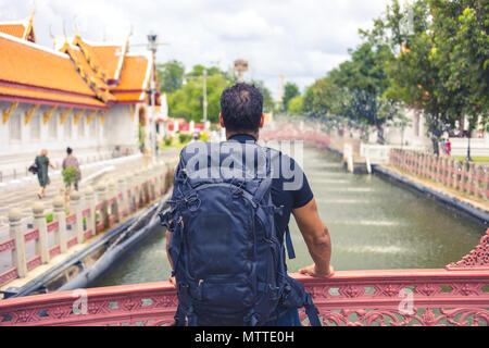 Mann backpacher Asien besuchen, der an einem sonnigen Tag, Solo Reise und Ferien Konzept. Stockfoto
