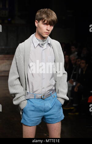 UK Mode - Hardy Amies Männer Frühling Sommer Kollektion - London Fashion Week 2011 Stockfoto