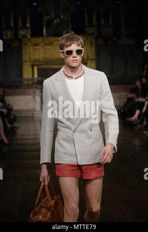 UK Mode - Hardy Amies Männer Frühling Sommer Kollektion - London Fashion Week 2011 Stockfoto