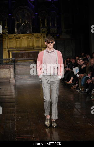 UK Mode - Hardy Amies Männer Frühling Sommer Kollektion - London Fashion Week 2011 Stockfoto