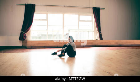 Tänzerin Schuhe tragen im Tanz Studio Stockfoto