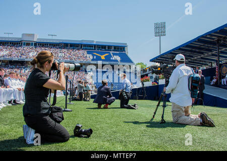Shealah Craighead, Weißes Haus Fotograf, Links, fängt die Frau Abgeordnete Donald J. Trumpf, 45. Präsident der Vereinigten Staaten, die Graduierung Adresse während der Graduierung und Inbetriebnahme Zeremonie der US Naval Academy Klasse von 2018, Annapolis, MD., 25. Mai 2018. Trump gab eine Graduierung an die 1.042 Graduierte Midshipmen, zusammen mit Übergabe jeder ihr Diplom. (U.S. Marine Corps Foto von Cpl. Hailey D. Clay) Stockfoto