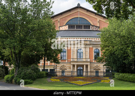 In der Nähe von der berühmten Bayreuther Wagner-Festspiele Theater von vorne mit bunten Blumen. Stockfoto