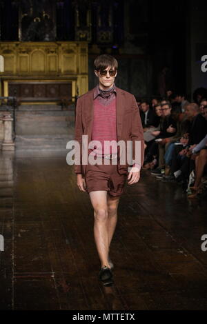 UK Mode - Hardy Amies Männer Frühling Sommer Kollektion - London Fashion Week 2011 Stockfoto