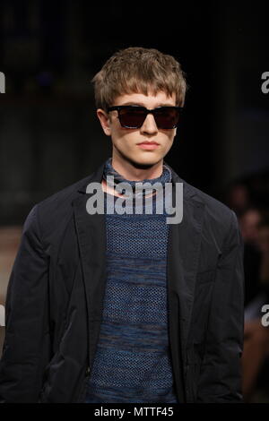 UK Mode - Hardy Amies Männer Frühling Sommer Kollektion - London Fashion Week 2011 Stockfoto