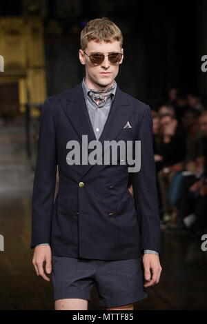 UK Mode - Hardy Amies Männer Frühling Sommer Kollektion - London Fashion Week 2011 Stockfoto