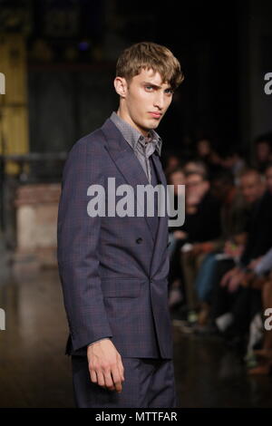 UK Mode - Hardy Amies Männer Frühling Sommer Kollektion - London Fashion Week 2011 Stockfoto