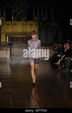 UK Mode - Hardy Amies Männer Frühling Sommer Kollektion - London Fashion Week 2011 Stockfoto