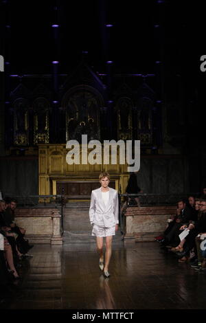 UK Mode - Hardy Amies Männer Frühling Sommer Kollektion - London Fashion Week 2011 Stockfoto