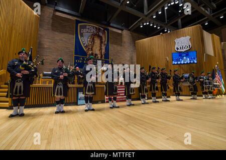 180525-N-von 095-0114 NEW YORK (25. Mai 2018) Die NYPD Emerald Gesellschaft Rohre und Trommeln während des NYPD und U.S. Navy Gedenkveranstaltung während der Fleet Week New York (FWNY). Nun im 30. Jahr, FWNY ist die Stadt der altehrwürdige Feier auf das Meer. Es ist eine einmalige Chance für die Bürger von New York und die umliegenden Tri-state-Area zu treffen Seemänner, Marinesoldaten und Küstenwache sowie Zeugnis aus erster Hand die neuesten Funktionen der heutigen Maritime Services. (U.S. Marine Foto von Mass Communication Specialist 3. Klasse Maria I. Alvarez/Freigegeben) Stockfoto