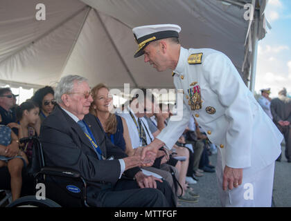 180526-N-AT 530-0569 NORFOLK (26. Mai 2018) Chef der Naval Operations (CNO) Adm. John Richardson schüttelt Hände mit pensionierten Vice Adm. Kent Carroll während einer Gedenkveranstaltung zu Ehren der USS Scoprion (SSN 589) Segler, die auf See vor 50 Jahren verloren gegangen sind. Carroll war in Neapel, Italien an Commander, Task Force 69, und war auf der Pier die letzte Zeile aus zu werfen, wenn Scorpion von Neapel zog, ihren letzten Hafen. Gehalten an der Scorpion Denkmal auf der Naval Station Norfolk, der Zeremonie nahmen mehr als 500 Angehörige, Freunde und Shipmates der 99 Besatzungsmitglieder verloren. Lautsprecher für die e Stockfoto