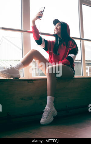 Tänzerin unter selfie mit Handy in Dance Studio Stockfoto