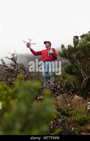 Mann Betrieb einer Flying drone Stockfoto