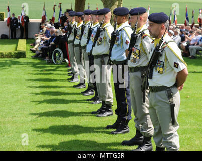 180526-N-FO 714-018 - SAINT QUENTIN, Frankreich (26. Mai 2018) die Mitglieder des französischen Militärs nehmen an der Zeremonie in der Somme amerikanischen Friedhof und Denkmal zu Ehren derer, die starben während des Ersten Weltkriegs Gedenkfeiern in dieser Woche die Ehre der amerikanischen Gefallenen, die kämpften und vor 100 Jahren starb. (U.S. Marine Foto von Mass Communication Specialist 2. Klasse Deanna C. Gonzales/Freigegeben) Stockfoto