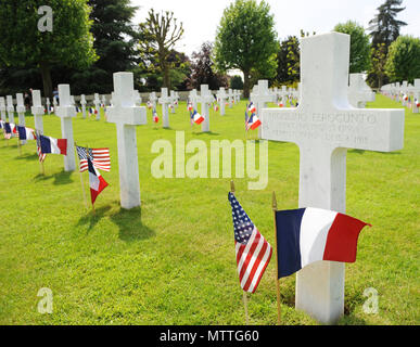 180526-N-FO 714-037 - SAINT QUENTIN, Frankreich (26. Mai 2018) amerikanische und französische Fahnen wave Vor jedem Grabstein an der Somme amerikanischen Friedhof und Denkmal während des Memorial Day Wochenende. Mit Gedenkfeiern in dieser Woche die Ehre der amerikanischen Gefallenen, die kämpften und vor 100 Jahren starb. (U.S. Marine Foto von Mass Communication Specialist 2. Klasse Deanna C. Gonzales/Freigegeben) Stockfoto