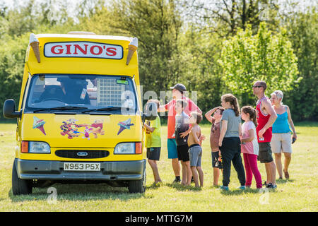 Warteschlange für ein Eis von Gino's Van in einem Feld in einem heissen Tag an Lyndon Top Camp Site, Rutland Water, England. Stockfoto