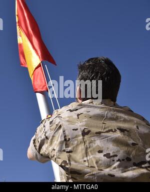 KABUL, Afghanistan (24. Mai 2018) - Spanisch Special Forces Soldaten, zugeordnet zu den Special Operations Advisory Team (SOAT) mit der Afghan National Army Special Operations Command's School of Excellence eine Flagge Anhebung Zeremonie Signalisierung Spaniens Engagement der NATO und ihrer Schulen, beraten, unterstützen die Mission in der Nähe von Kabul, Afghanistan, 24. Mai 2018. (Foto von der U.S. Army Master Sgt. Felix A. Figueroa) Stockfoto