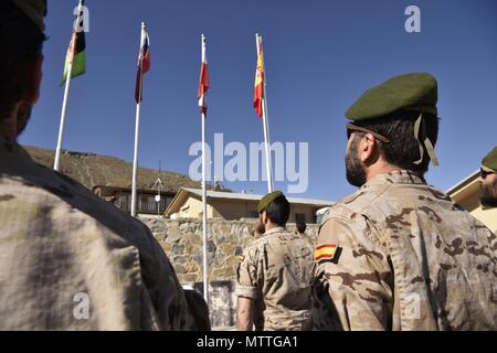 KABUL, Afghanistan (24. Mai 2018) - Spanisch Special Forces Soldaten, zugeordnet zu den Special Operations Advisory Team (SOAT) mit der Afghan National Army Special Operations Command's School of Excellence eine Flagge Anhebung Zeremonie Signalisierung Spaniens Engagement der NATO und ihrer Schulen, beraten, unterstützen die Mission in der Nähe von Kabul, Afghanistan, 24. Mai 2018. (Foto von der U.S. Army Master Sgt. Felix A. Figueroa) Stockfoto