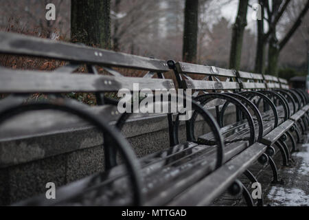 Zeile des Fairen Parkbänke der Welt trocknen von Regen in den Hudson River Park in New York City, mit Blick auf den Hudson River. Stockfoto
