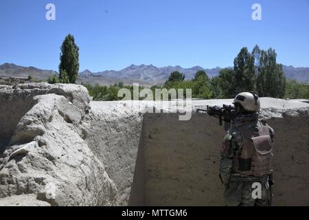 SAYYIDABAD BEZIRK, Afghanistan (24. Mai 2018) - Ein afghanischer Commando vom 8 Special Operations Kandak Uhren für feindliche Bewegung während einer Operation Taliban-führung in Sayyidabad Bezirk zu finden, der Provinz Wardak, Afghanistan, 24. Mai 2018. Die Kommandos erfolgreich gelöscht Verbindungen von Interesse und entfernte feindliche Kämpfer und Waffen vom Schlachtfeld, verschlechtert sich die Fähigkeit der Taliban zu leiten - Profil Angriffe in und um Kabul. (U.S. Armee Foto von Sgt. Paul Verkauf) Stockfoto