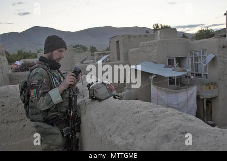 WERSERK DORF, Afghanistan (24. Mai 2018) - Ein afghanischer Commando vom 8 Special Operations Kandak bereitet seine Nachtsichtgerät, wie die Sonne während einer Operation Taliban Führung zu finden, Sayyidabad Werserk Dorf, Bezirk, Provinz Wardak, Afghanistan, 24. Mai 2018. Die Kommandos erfolgreich gelöscht Verbindungen von Interesse und entfernte feindliche Kämpfer und Waffen vom Schlachtfeld, verschlechtert sich die Fähigkeit der Taliban zu leiten - Profil Angriffe in und um Kabul. (U.S. Armee Foto von Sgt. Paul Verkauf) Stockfoto