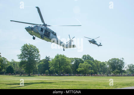 Der MH-60S Sea Hawk ist ein zweimotoriger Hubschrauber der US Navy, der von Sikorsky Aircraft für vertikale Auffüllungen, Such- und Rettungseinsätze und Kampfunterstützungsoperationen entwickelt wurde. Dieses Archivbild zeigt MH-60S Hubschrauber der Helicopter Sea Combat Squadron 7, die am 26. Mai 2018 im Eisenhower Park in Westbury, New York, landeten. während der Flottenwoche New York 2018. Stockfoto
