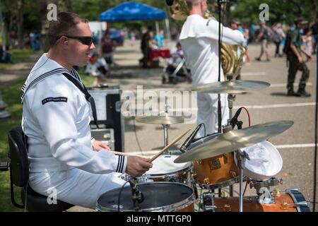 180526-N-SF 508-361 Westbury, New York (26. Mai 2018) Musiker 3. Klasse David Irving, auf US-Flotte Kräfte Band, spielt die Drums während einer Performance am Eisenhower Park als Teil der Fleet Week New York 2018. Jetzt in seinem 30. Jahr, Fleet Week New York ist die Stadt der altehrwürdige Feier auf das Meer. Es ist eine einmalige Chance für die Bürger von New York und die umliegenden Tri-state-Area zu treffen Seemänner, Marinesoldaten und Küstenwache sowie Zeugnis aus erster Hand von den neuesten Funktionen der heutigen Maritime Services. (U.S. Marine Foto von Mass Communication Specialist 2. Klasse Stockfoto