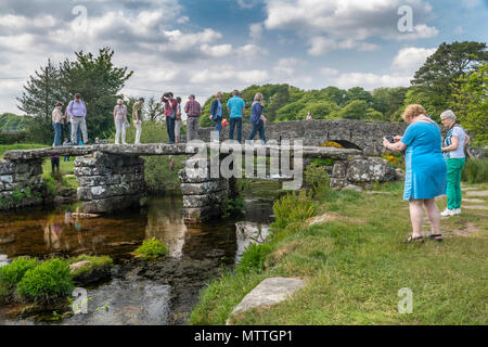 Einem anderen Trainer Partei auf die beiden antiken Brücken bei Postbridge im Dartmoor National Park. Stockfoto