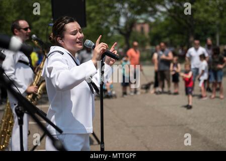 180526-N-SF 508-531 Westbury, New York (26. Mai 2018) Musiker 3. Klasse Amanda Thompson, US-Flotte Kräfte Band zugeordnet, singt während einer Performance am Eisenhower Park als Teil der Fleet Week New York 2018. Jetzt in seinem 30. Jahr, Fleet Week New York ist die Stadt der altehrwürdige Feier auf das Meer. Es ist eine einmalige Chance für die Bürger von New York und die umliegenden Tri-state-Area zu treffen Seemänner, Marinesoldaten und Küstenwache sowie Zeugnis aus erster Hand von den neuesten Funktionen der heutigen Maritime Services. (U.S. Marine Foto von Mass Communication Specialist 2. Klasse Charle Stockfoto