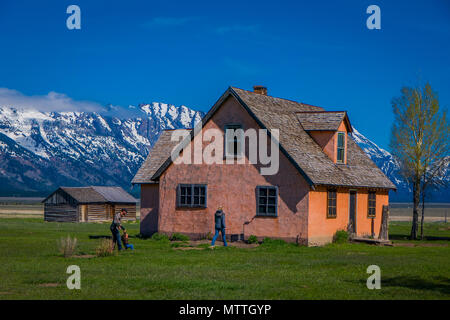 Leute, die bei der Eingabe der rosa Haus auf der John moulton Gehöft auf der Mormonen Zeile am Grand Teton National Park in der Nähe von Jackson, Wyoming Stockfoto