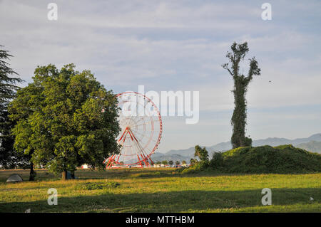 Riesenrad im Park der Wunder auf dem Damm. Batumi, Georgien Stockfoto