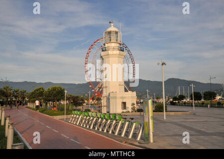 Riesenrad im Park der Wunder auf dem Damm. Batumi, Georgien Stockfoto