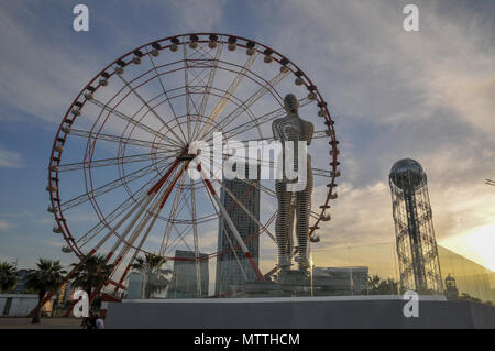 Riesenrad und die alphabetische Turm einer 130 Meter hohen Struktur in Batumi, Georgien. Stockfoto