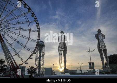 Riesenrad und die alphabetische Turm einer 130 Meter hohen Struktur in Batumi, Georgien. Stockfoto